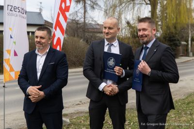 zdjęcie z oficjalnego podpisania umowy na wykonanie inwestycji - rozbudowa ul. Robotniczej w Rzeszowie, fot. Grzegorz Bukała, Urząd Miasat Rzeszowa